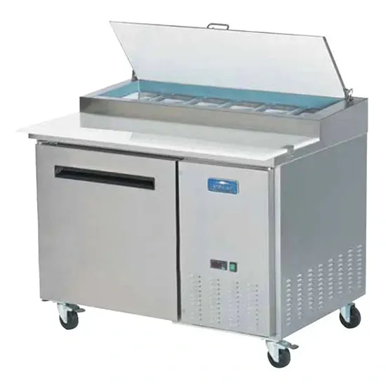 Arctic Air single-door pizza prep table with refrigerated base and spacious workspace, ideal for cafes and restaurants crafting fresh pizzas.